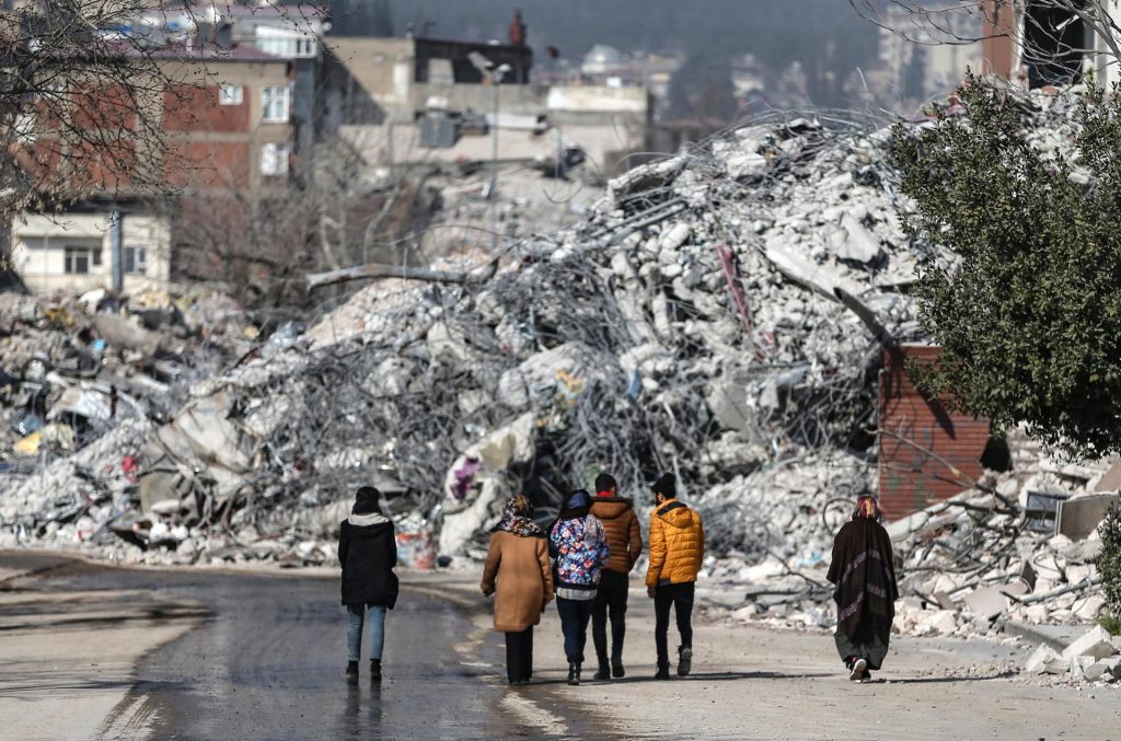 Cifra oficial de muertos por los terremotos en Turquía y Siria sube a 44.330