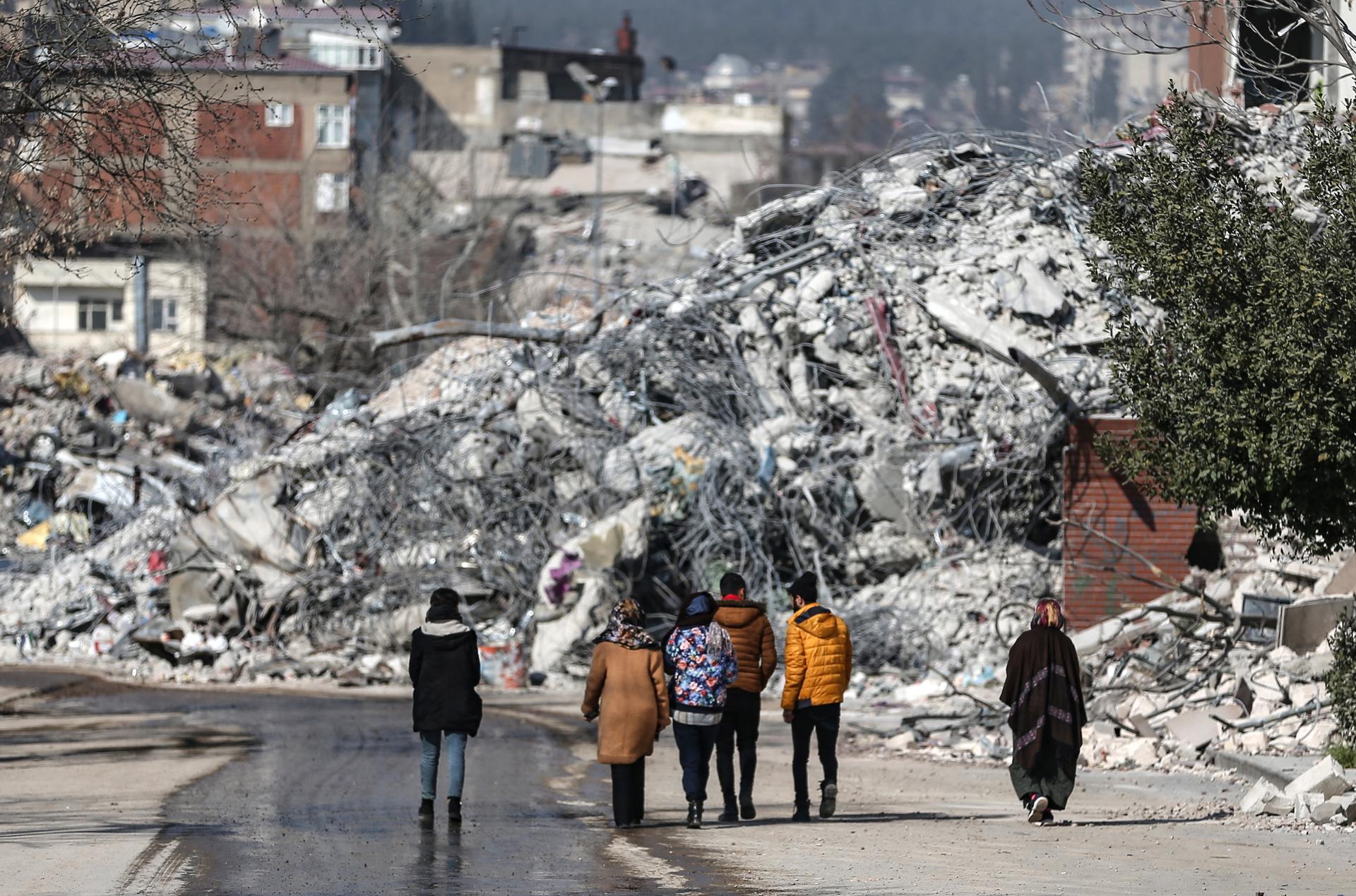 Cifra oficial de muertos por los terremotos en Turquía y Siria sube a 44.330