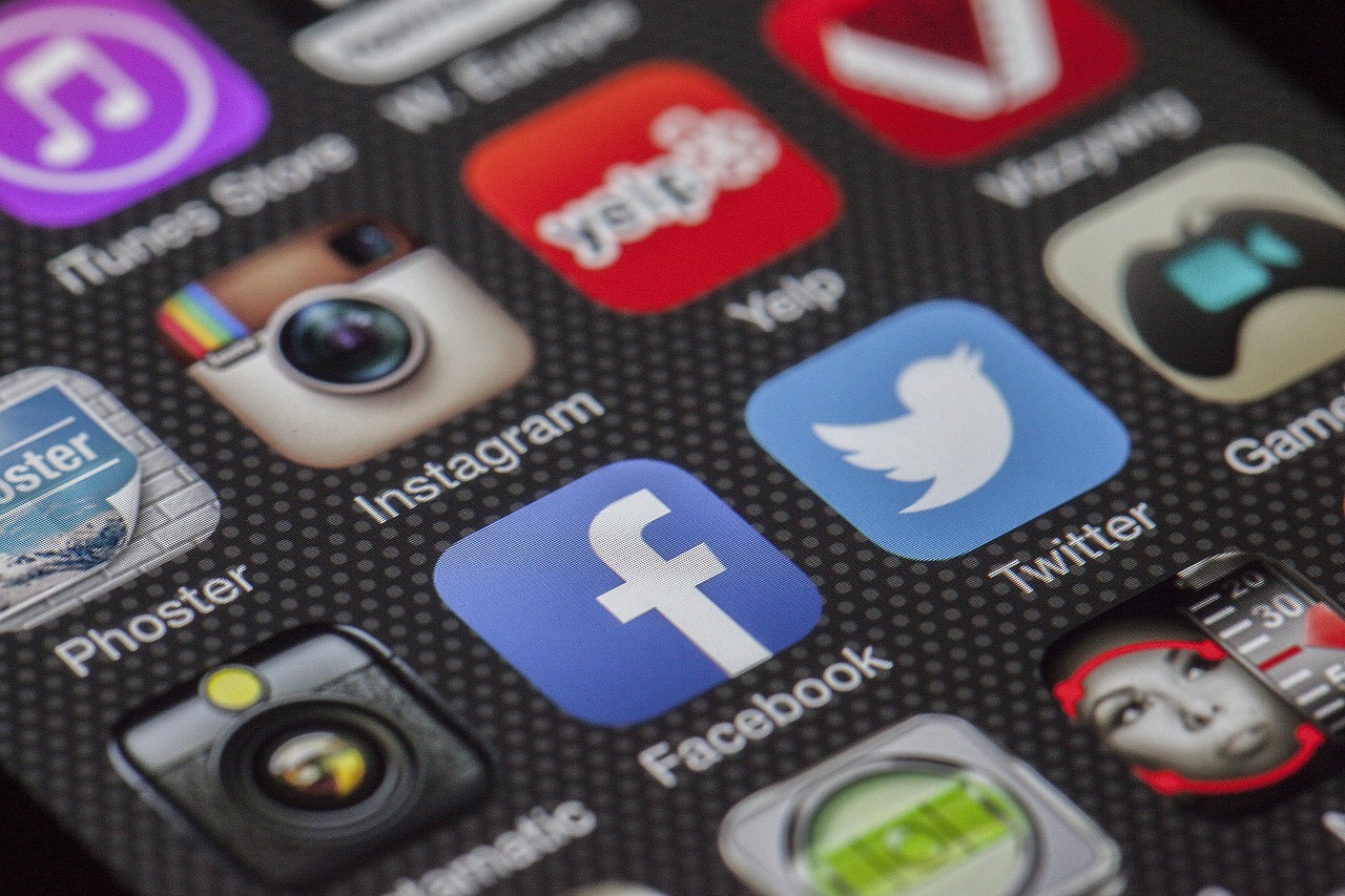 Redes sociales y apps de mensajería, aliados clave para tráfico de migrantes