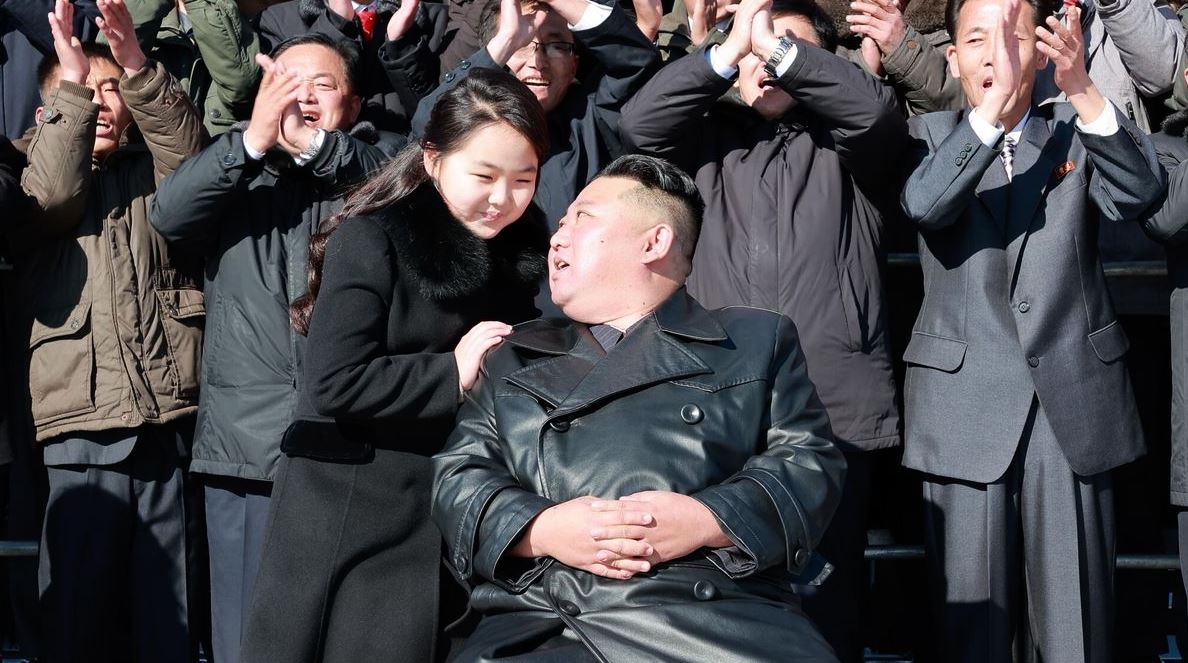 Kim Jong-un vuelve a aparecer con su hija en un acto público