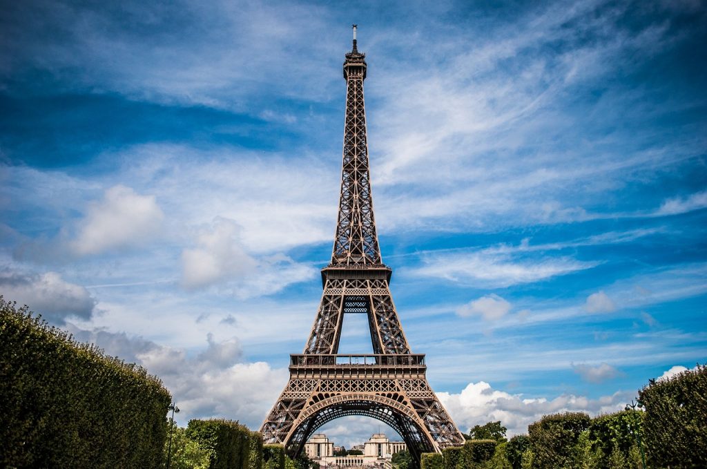En París, la sastrería femenina se vuelve objeto de deseo