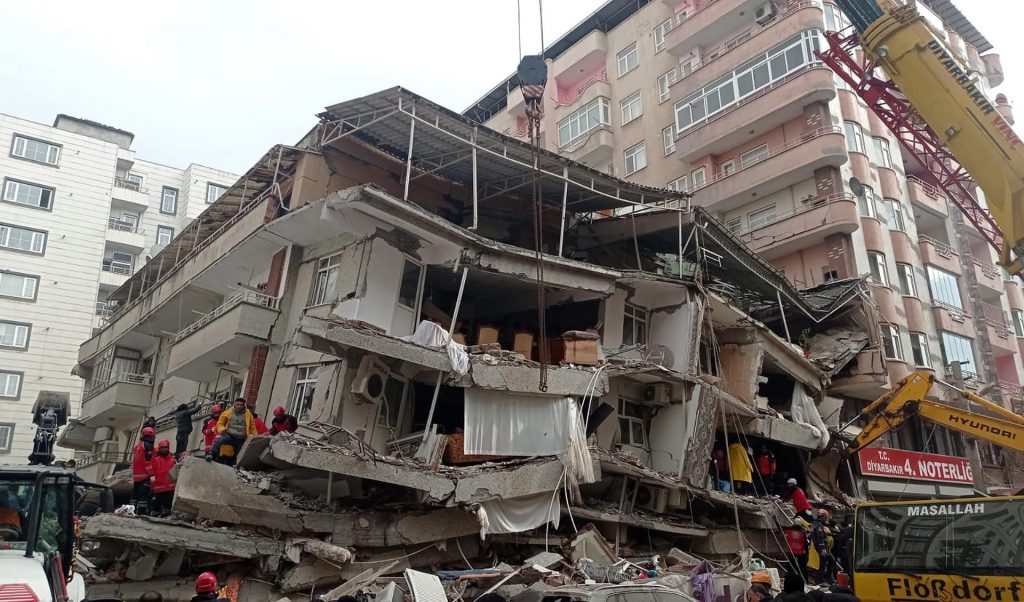 Reportan más de 1.400 muertos por el terremoto en Turquía y Siria