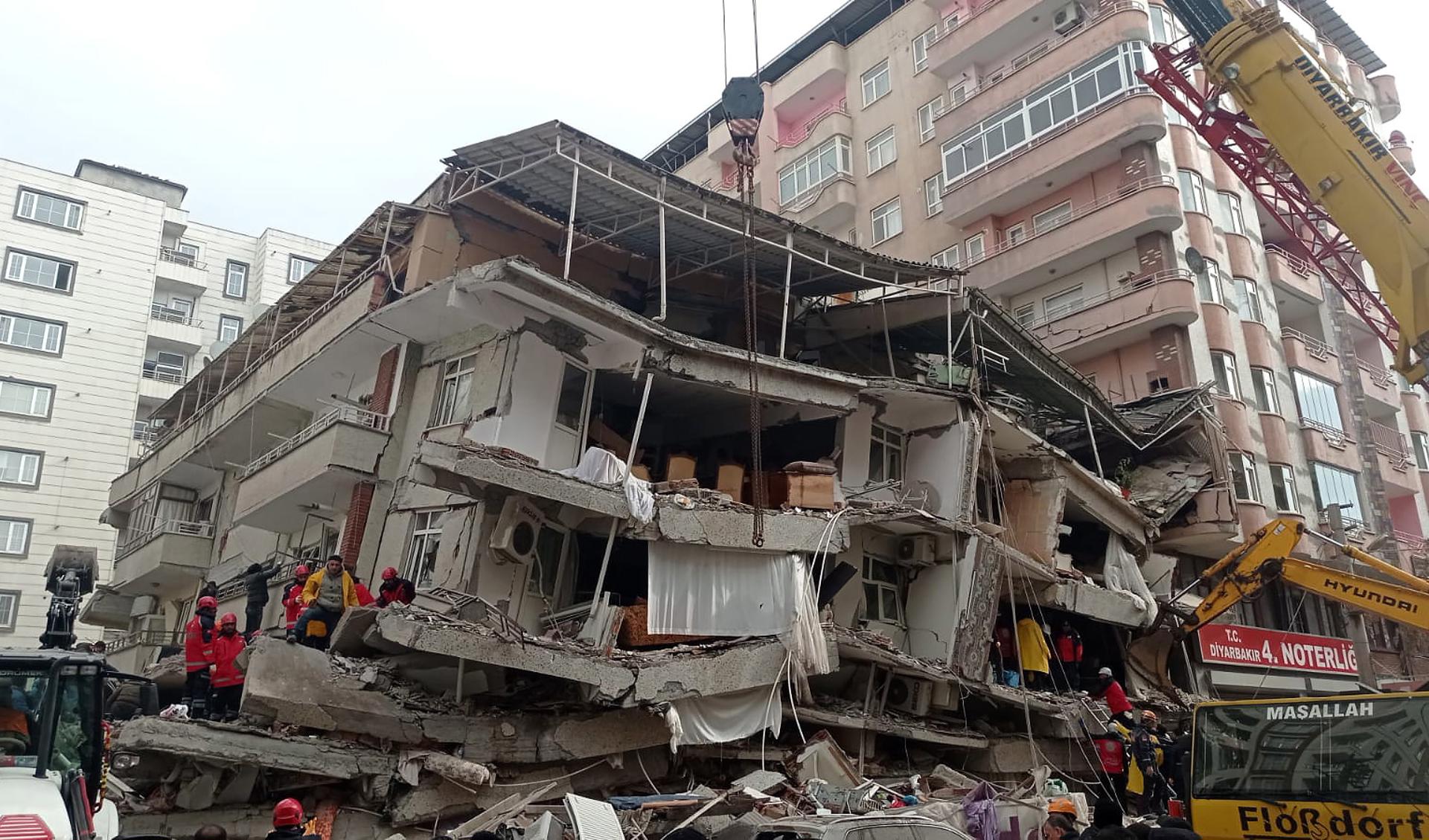 Reportan más de 1.400 muertos por el terremoto en Turquía y Siria