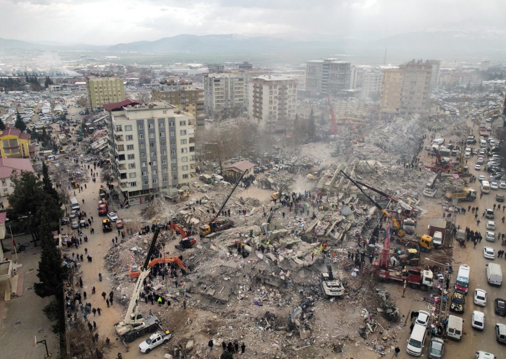 Muertos por los terremotos en Turquía superan los 19.300