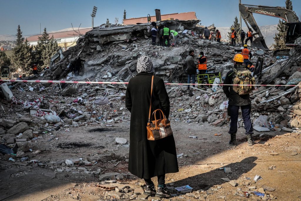 Muertos por terremotos en Turquía y Siria sobrepasan los 33 mil