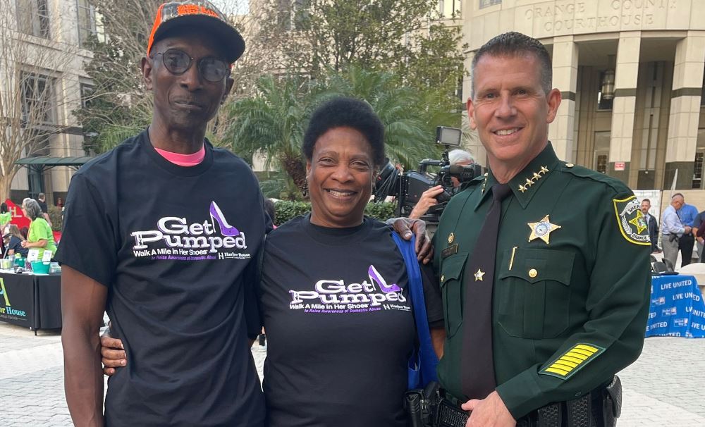 (+Fotos y video) Ciudadanos y autoridades de Orlando celebran "Camina una milla en sus zapatos"