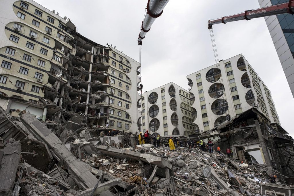 Ascienden a casi mil 800 fallecidos y unos 3 mil 700 edificios destruidos por el terremoto en Turquía