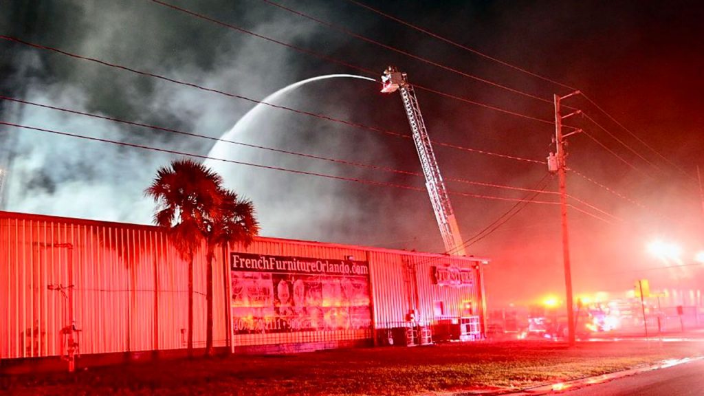 Presentan demanda contra SeaWorld y una compañía de fuegos artificiales por explosión en almacén de Orlando