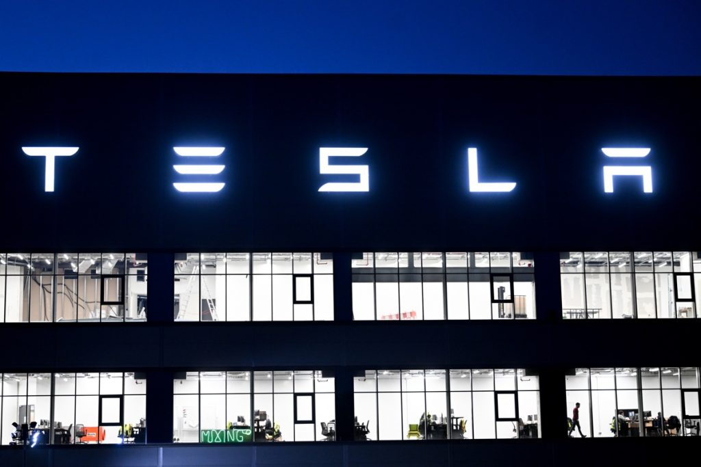 Autoridades de EEUU investigan el desprendimiento del volante de dos Tesla