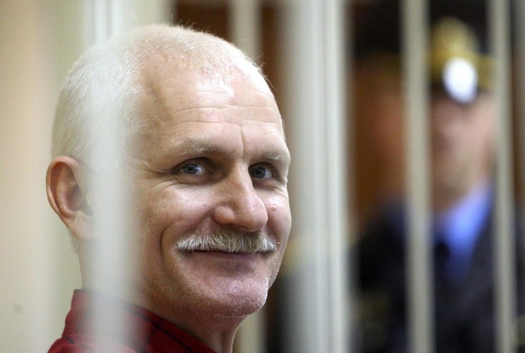 "Es una vergüenza" la condena 10 años de cárcel del Nobel de la Paz Alés Bialiatski en Bielorrusia