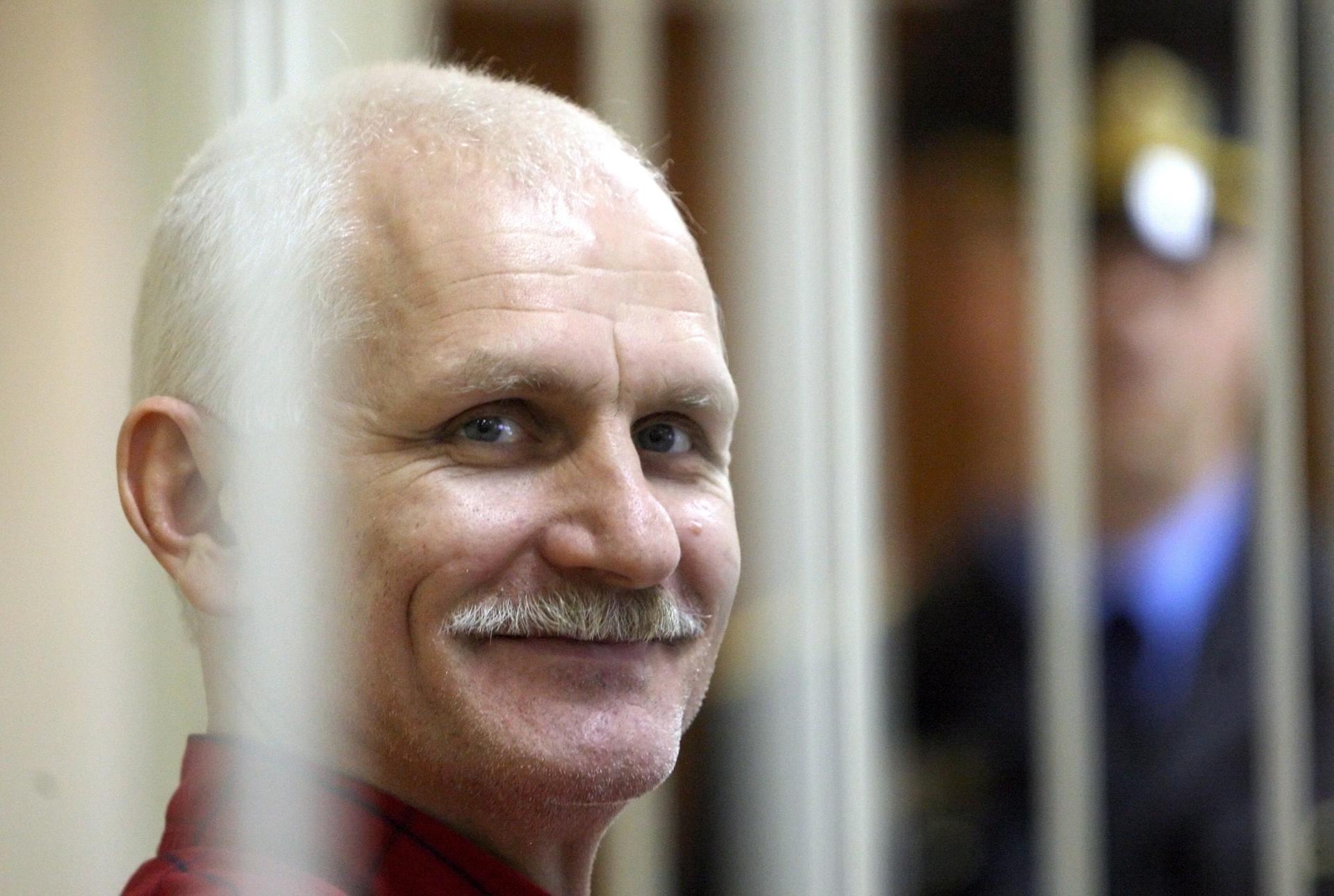 "Es una vergüenza" la condena 10 años de cárcel del Nobel de la Paz Alés Bialiatski en Bielorrusia
