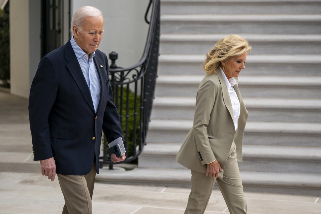 Biden contempla el caos provocado por tornados en Misisipi y anuncia ayuda