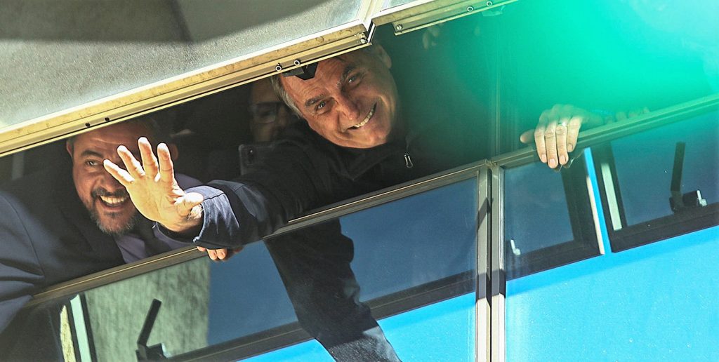 Bolsonaro regresa a Brasil después de tres meses en Estados Unidos