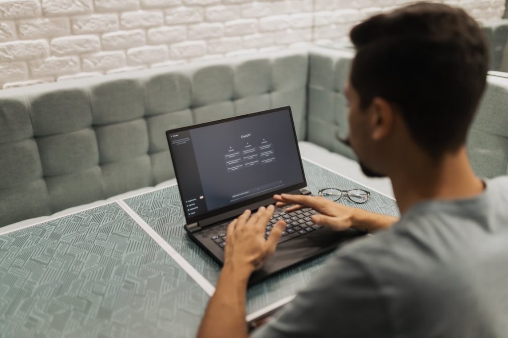 Suicidio de un hombre tras hablar con chatbot genera consternación en Bélgica