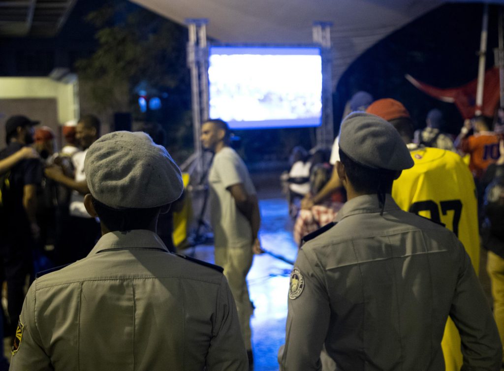 Policía detuvo a 4 personas, entre ellos "El Sexto", por entrar al campo en el Cuba-EEUU