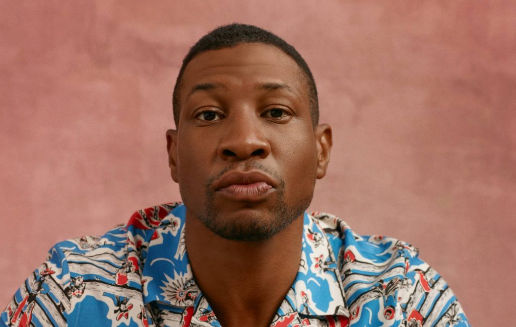Mujer acusó al actor Jonathan Majors de causarle lesiones en la cabeza y cuello