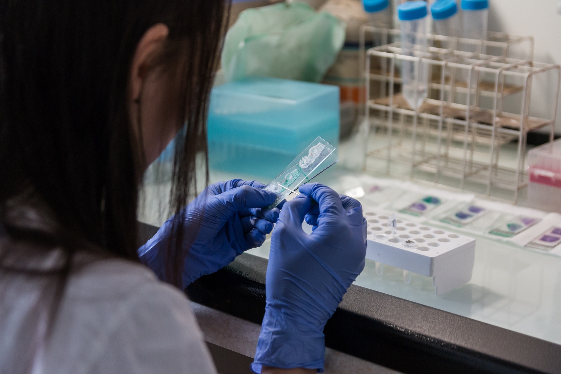 El FBI cree que la COVID-19 se originó "probablemente" tras un incidente de laboratorio