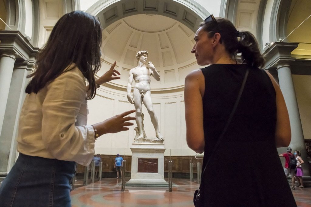 La ciudad de Florencia premiará a la profesora de Florida que renunció por mostrar imágenes de El David