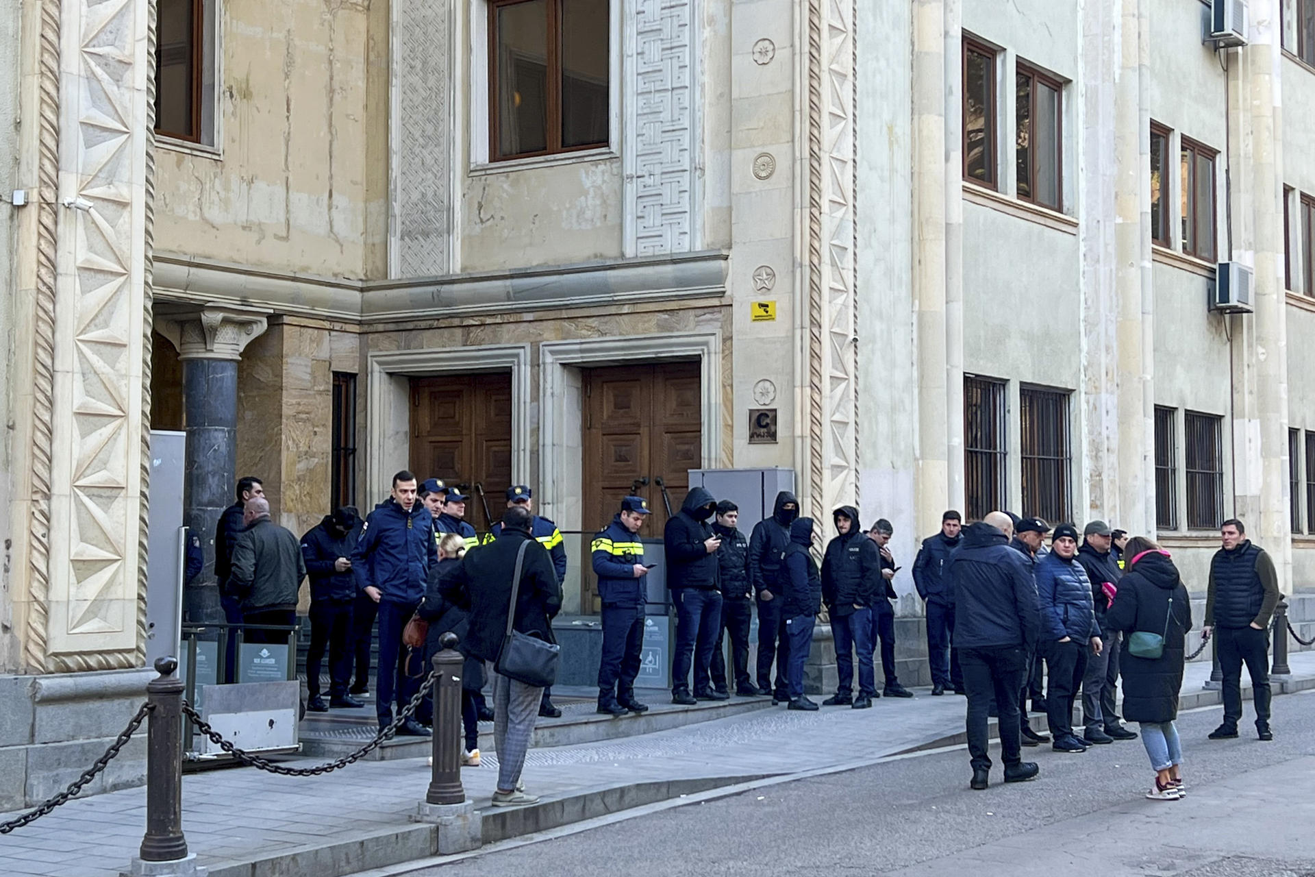 Protestas de la oposición georgiana seguirán pese al retiro de la ley de agentes extranjeros: "No le creemos"