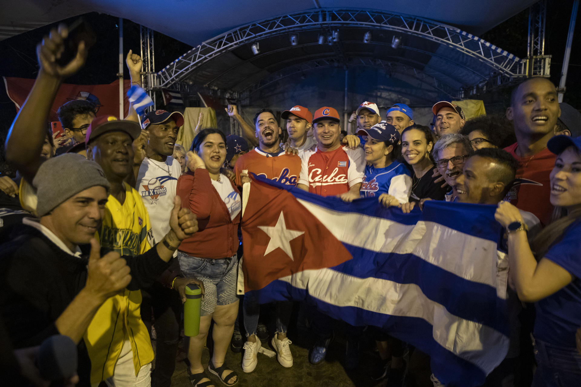 Los cubanos regresan a casa optimistas tras paliza de EEUU en el Clásico