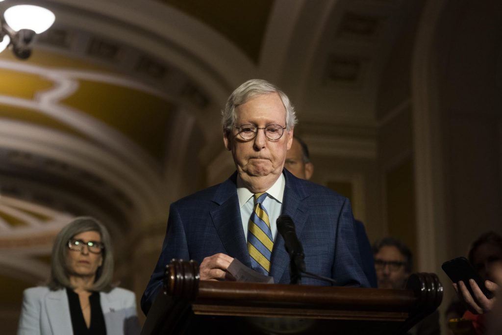 McConnell se tropezó en un hotel en Washington y fue hospitalizado