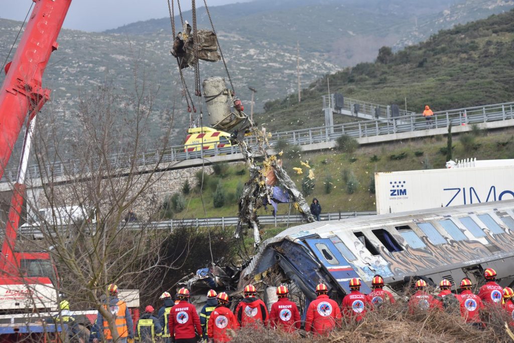 Muertos tras el choque de trenes en Grecia suben a 57