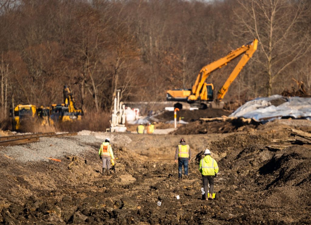 Ohio demandó a Norforlk Southern por el descarrilamiento del tren con químicos