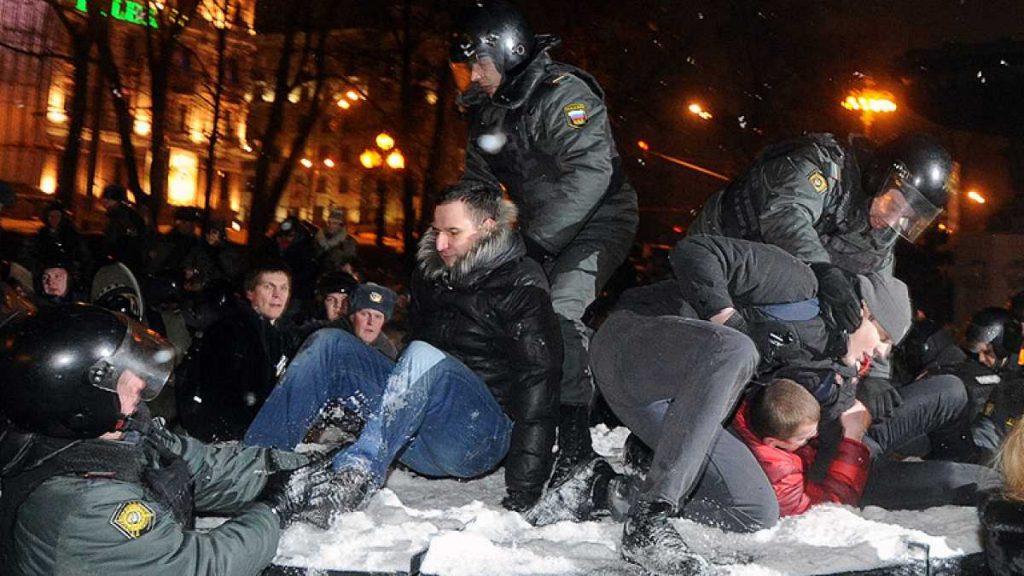 Varios detenidos en violentas protestas opositoras ante Parlamento de Georgia
