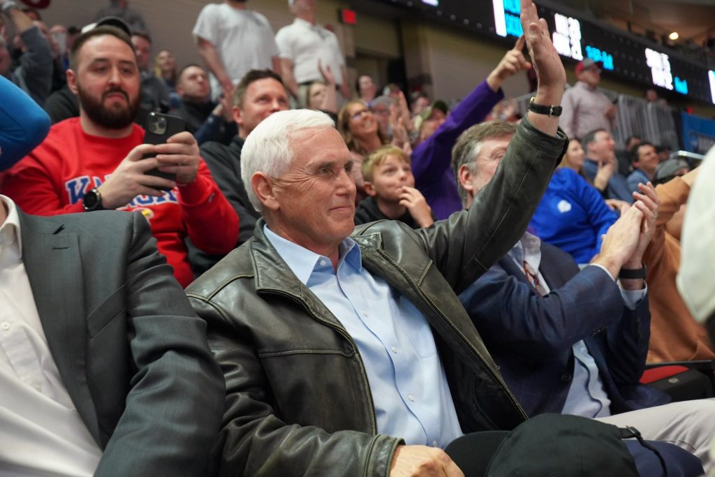 Pence está convencido de que Trump se las arreglará por el caso del soborno a la actriz porno