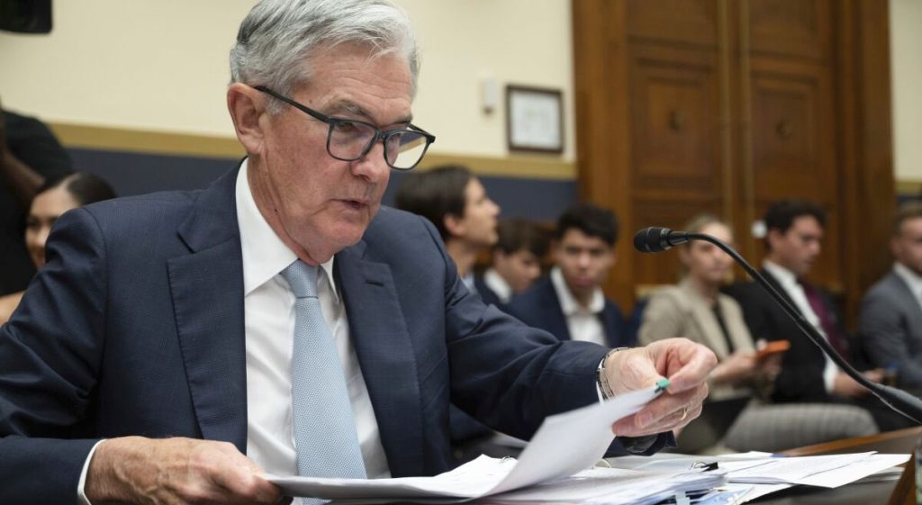 Powell aseguró que la FED estaría "preparada para acelerar el ritmo de las subidas de tipos"