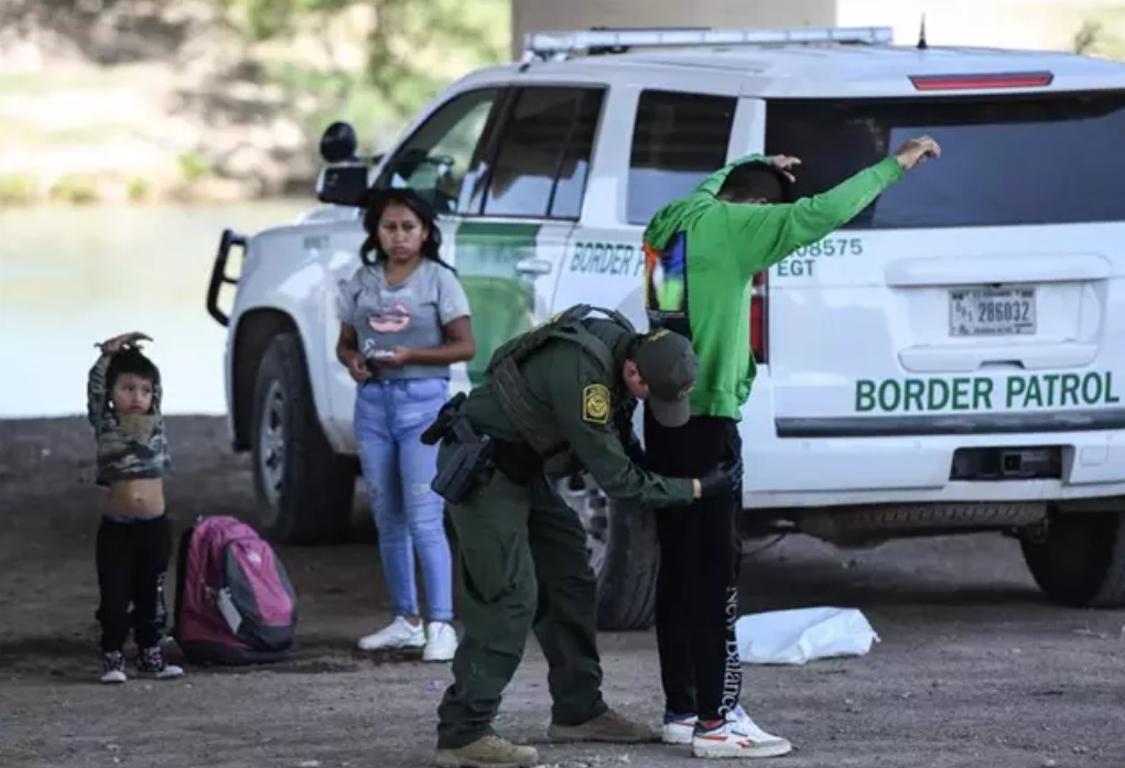 HRW denuncia un proyecto de ley en Texas que permitiría a los agentes fronterizos arrestar y devolver a migrantes