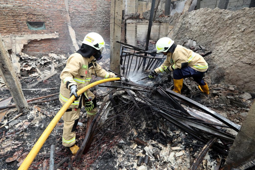 Un rayo causó incendio en tubería de combustible, con 17 muertos en Yakarta