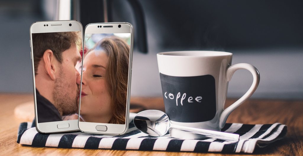 (+Video) Crean labios de silicona para enviar y recibir besos a distancia