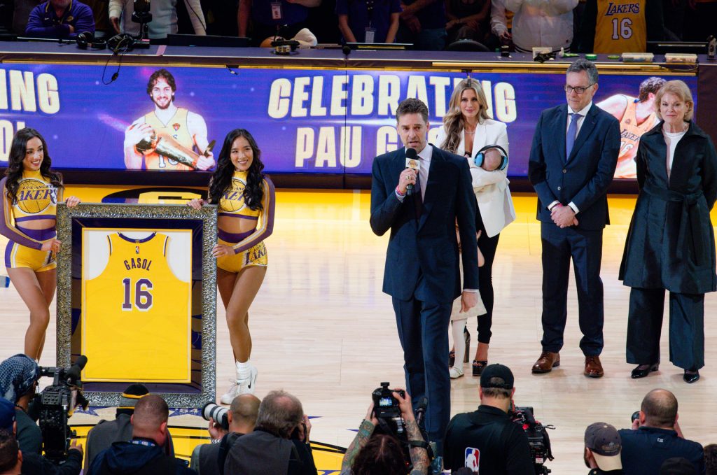 Los Angeles Lakers homenajea a Pau Gasol con miles de camisetas en las gradas
