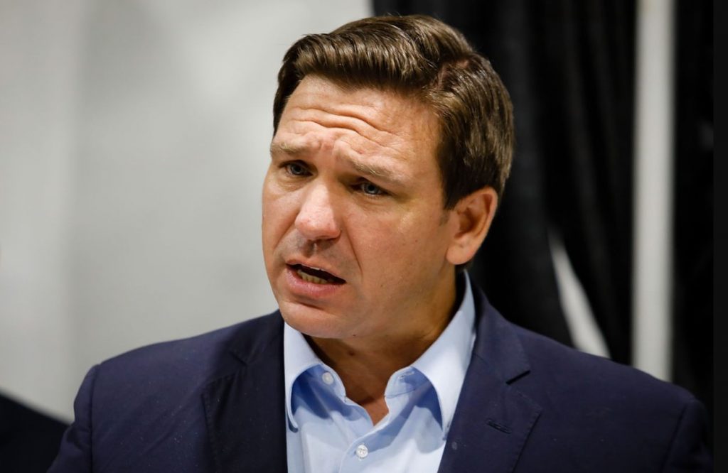 DeSantis navega entre polémicas y ataques de Trump sin develar intenciones