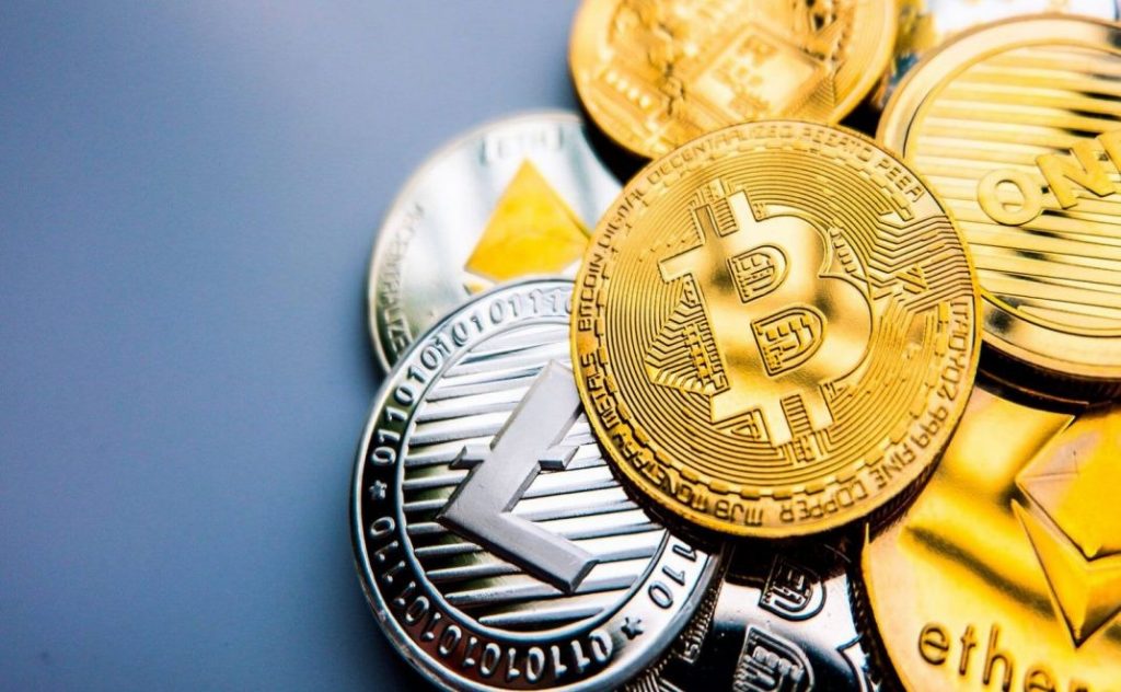 Arrestan en Florida a dueño de cajeros de criptomonedas por un esquema de fraude en EEUU