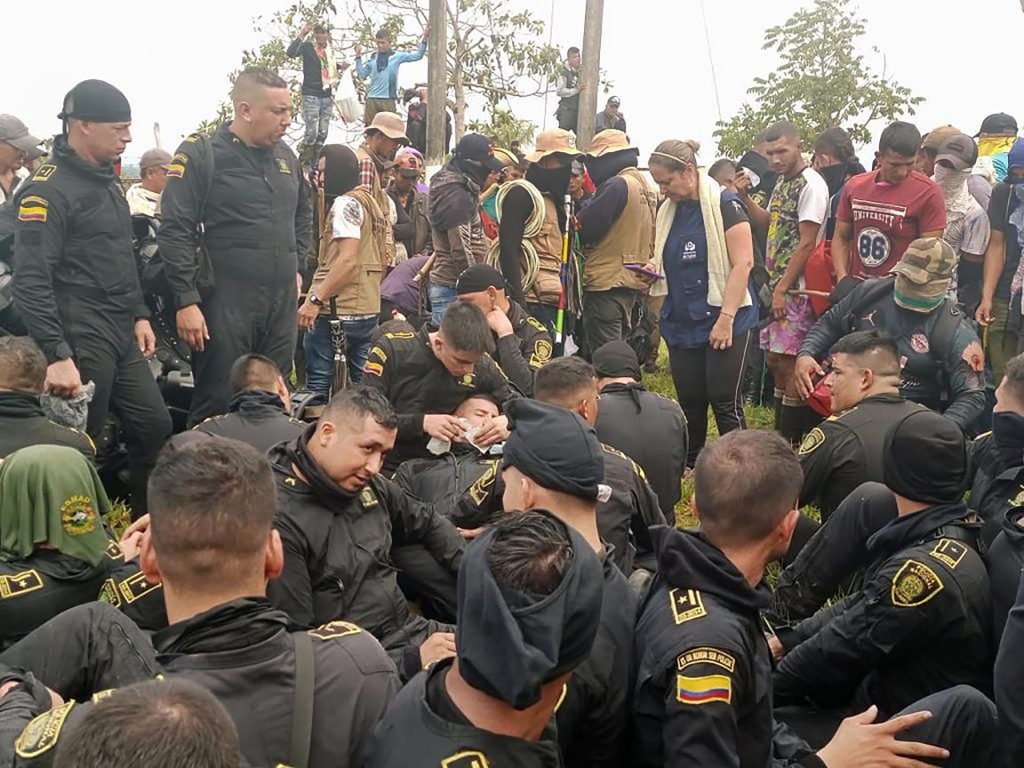 Manifestantes dejan en libertad a 78 policías y 6 trabajadores retenidos en Colombia