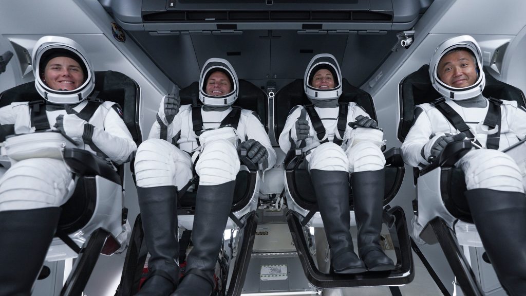 La misión Crew-5 abandonó la EEI y viaja de regreso a la Tierra