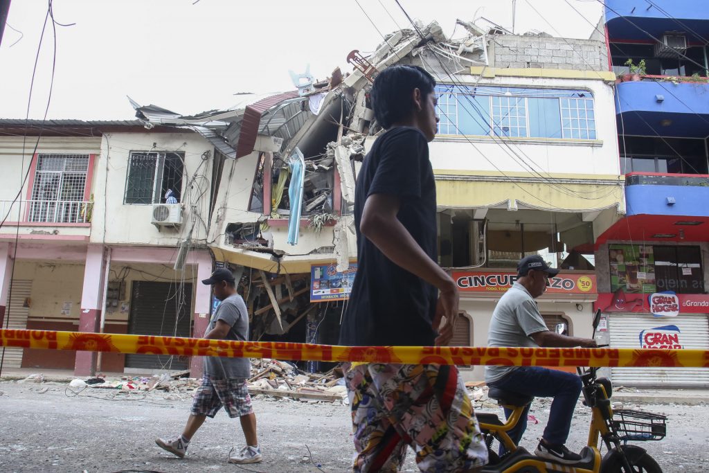 Aumenta a 484 cifra de heridos por sismo de magnitud 6,5 en Ecuador
