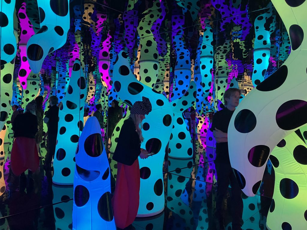 La habitación de espejos de Yayoi Kusama abre en el Museo Pérez de Miami