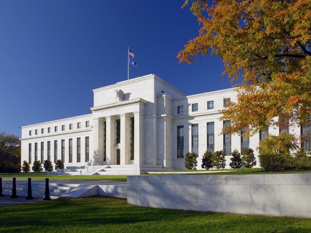 Según libro Beige de la Fed, economía estadounidense creció "ligeramente" a principios de 2023