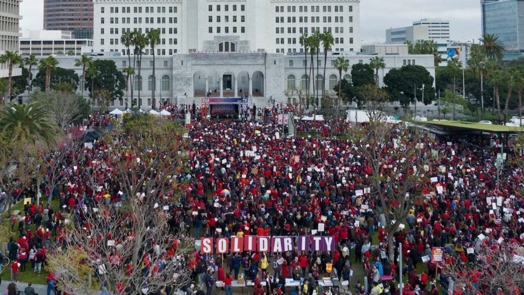 Huelga del personal escolar deja en casa a casi medio millón de estudiantes en Los Ángeles