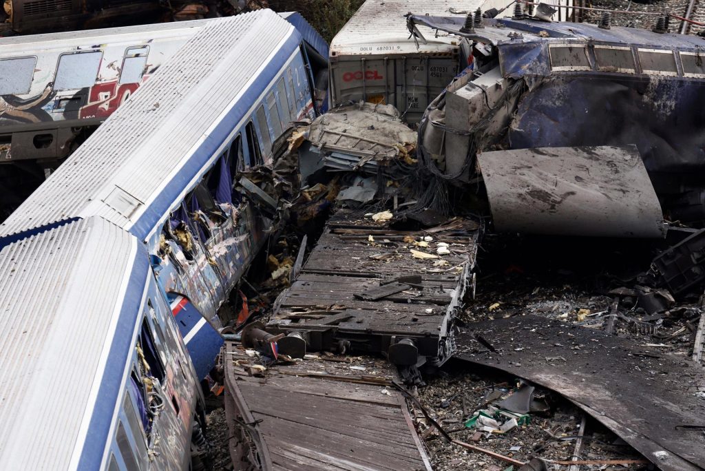 Acusan de homicidio involuntario al jefe de la estación donde colisionaron los trenes en Grecia