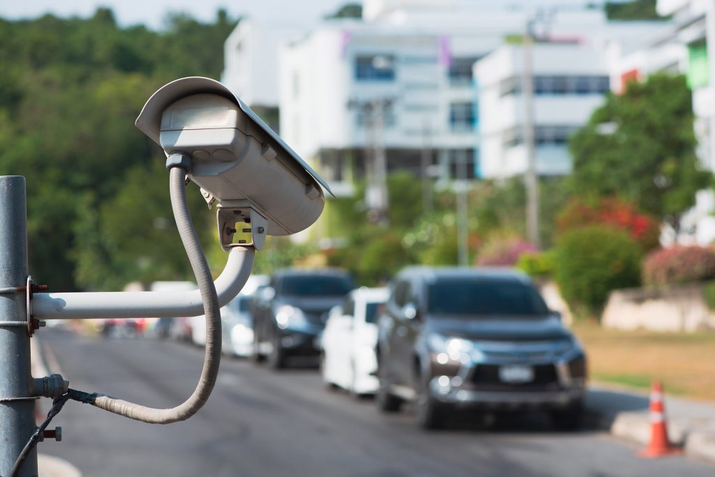 Condado de Orange aprobó fondos para agregar lectores de placas a las cámaras de vigilancia
