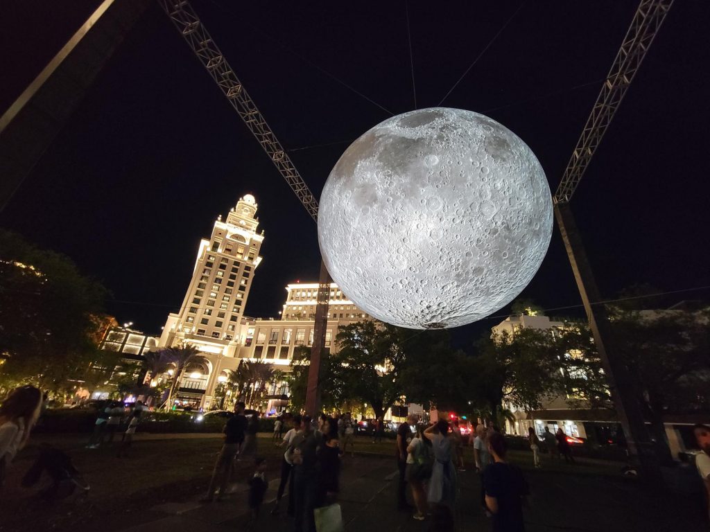 (+Video) Una luna de 7 metros brilló sobre Ponce Circle gracias al artista Luke Jerram