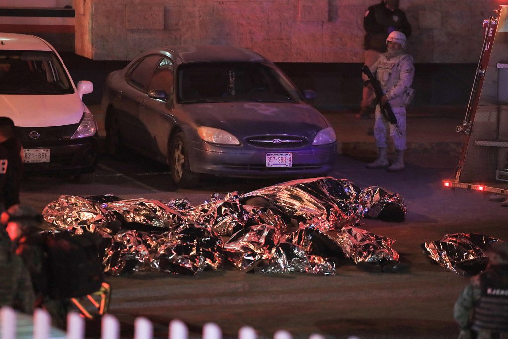 (+Videos) Al menos 37 migrantes muertos, la mayoría venezolanos, tras incendio en estación migratoria de México