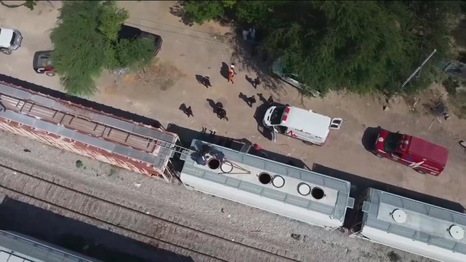 Hallan dos migrantes muertos y 10 encerrados en vagón de tren en Texas