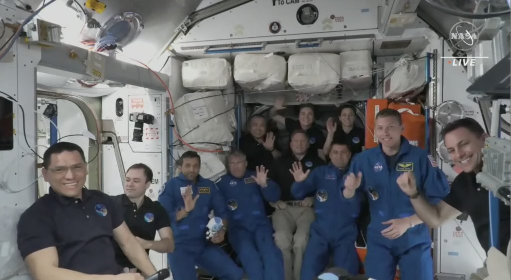 (+Video) ¡Todos a bordo! Tripulantes de la misión Crew-6 llegaron a la EEI