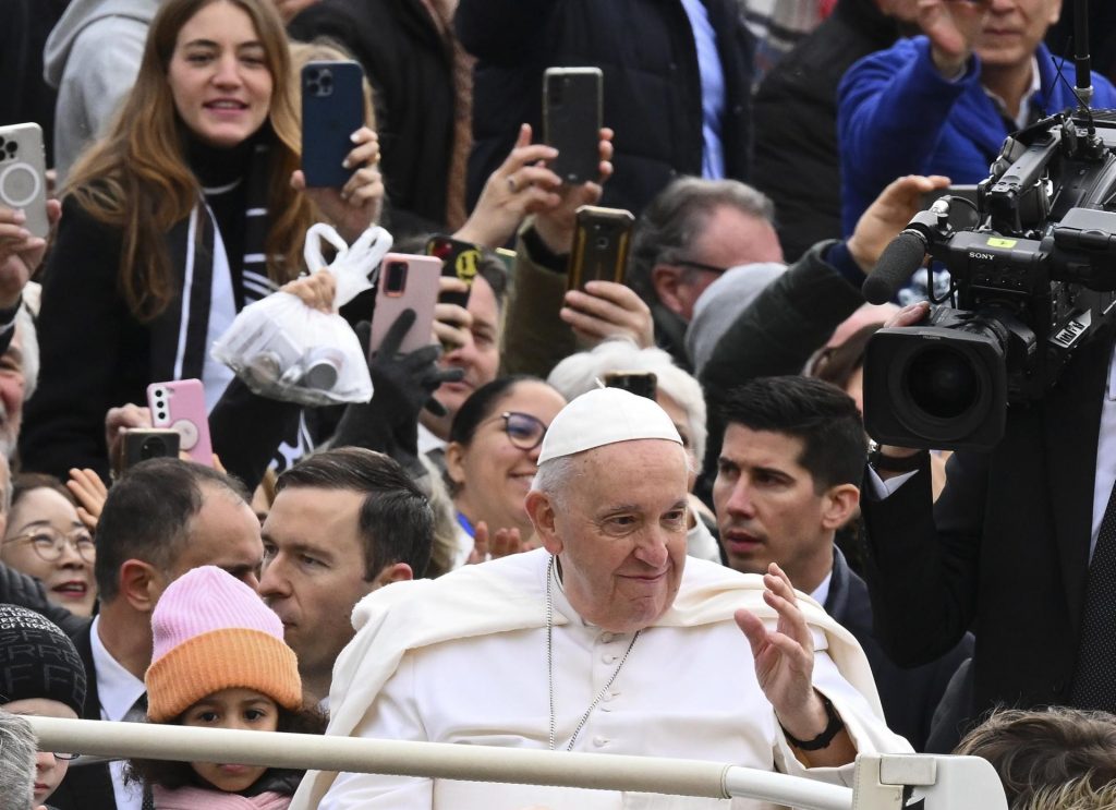 El papa Francisco pidió un aplauso a las mujeres, se lo merecen