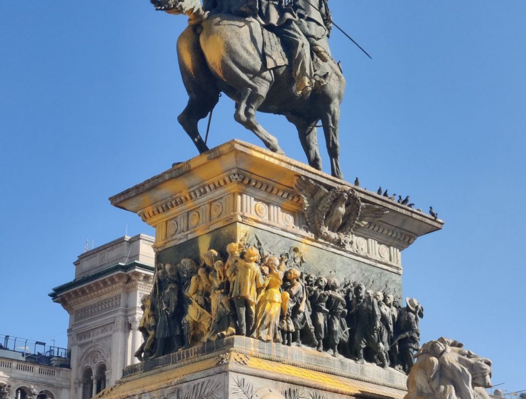 (+Video) Lanzan pintura naranja contra monumento del primer rey de Italia en la plaza del Duomo